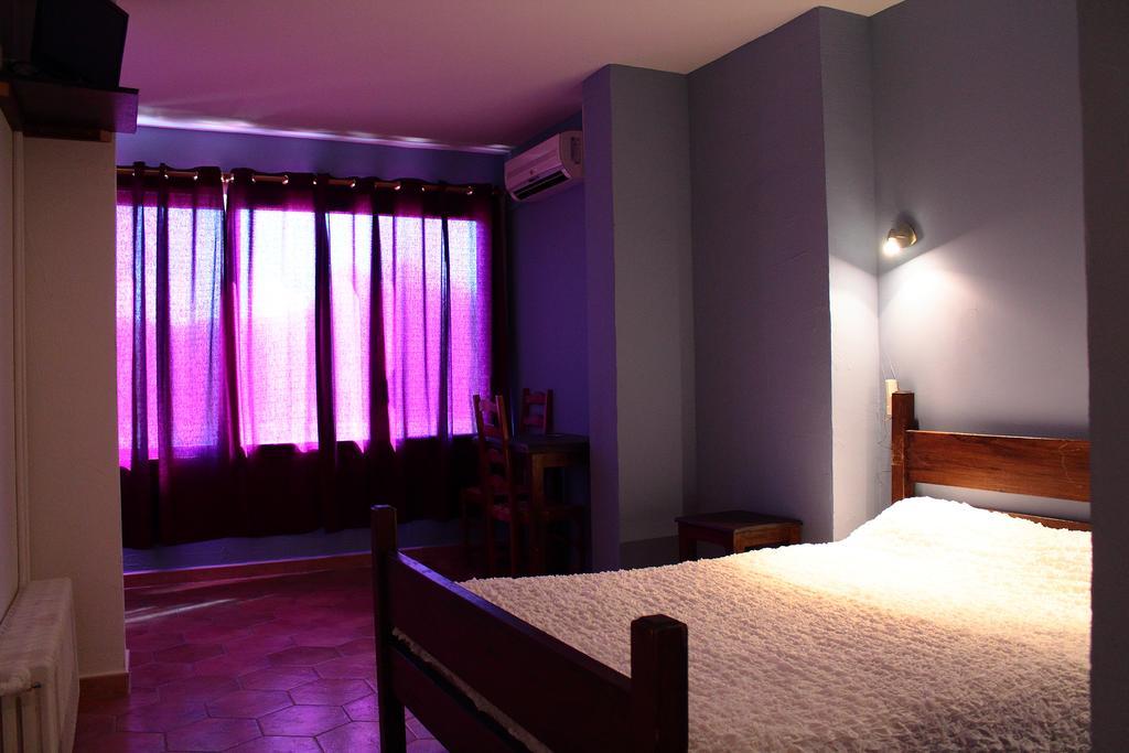 Hotel Le Couloubrier Le Muy Habitación foto