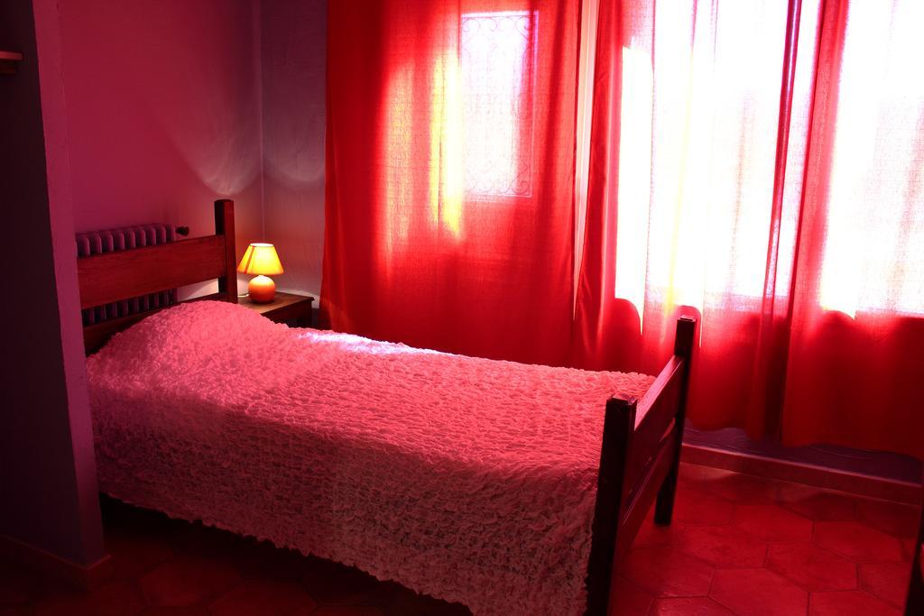 Hotel Le Couloubrier Le Muy Habitación foto
