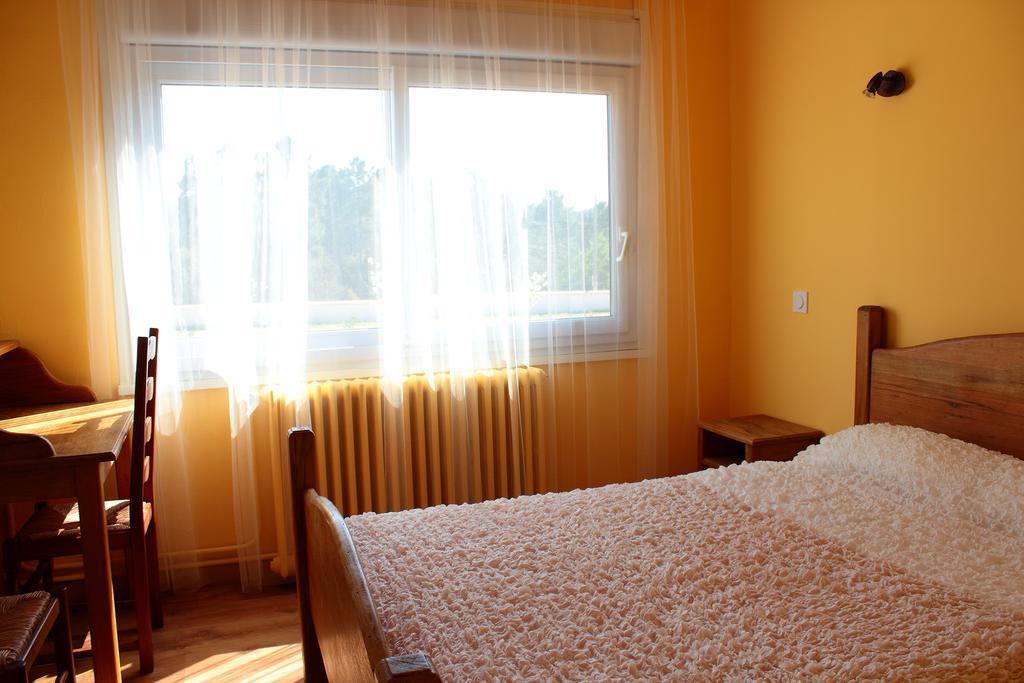 Hotel Le Couloubrier Le Muy Habitación foto