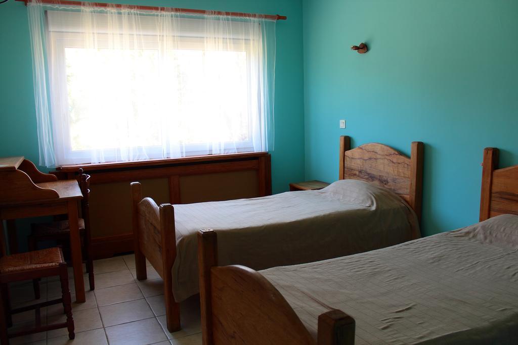 Hotel Le Couloubrier Le Muy Habitación foto