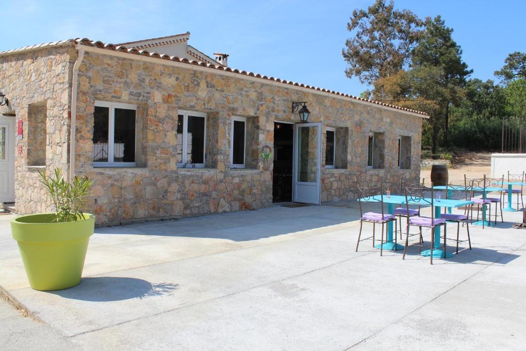 Hotel Le Couloubrier Le Muy Exterior foto